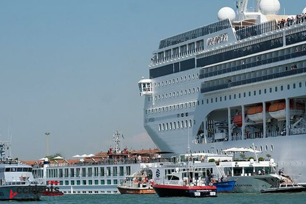اخبار حوادث - حادثه برخورد کشتی تفریحی کروز در ونیز ایتالیا - سایت حوادث