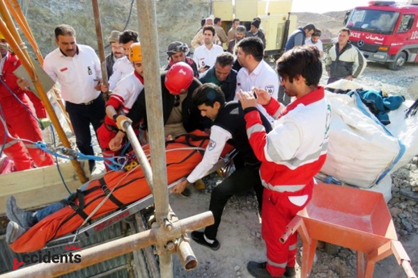 نجات کارگر در حال مرگ از حادثه سقوط در کانال فاضلاب - سایت حوادث - اخبار حوادث